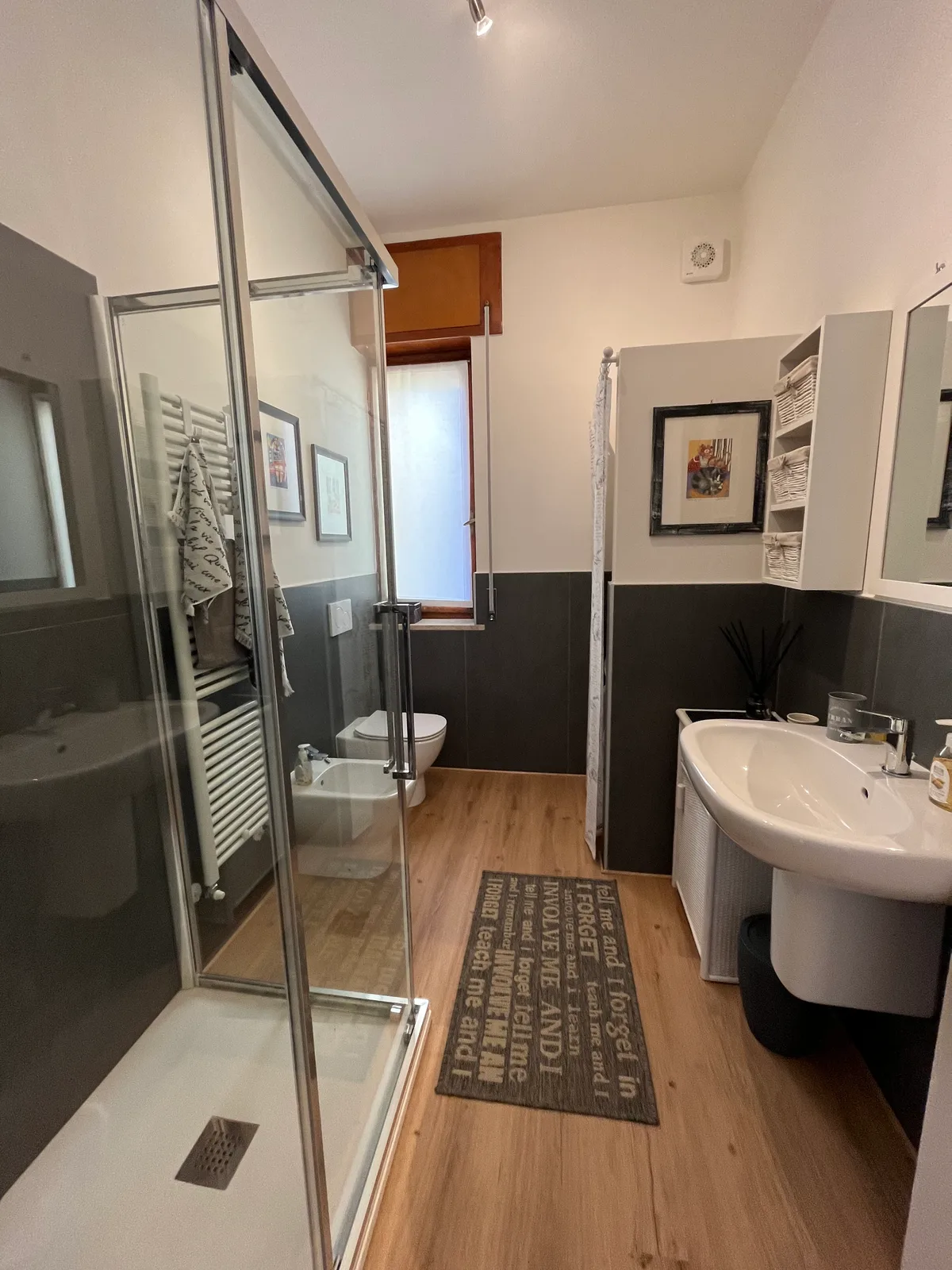 Bagno con doccia in vetro