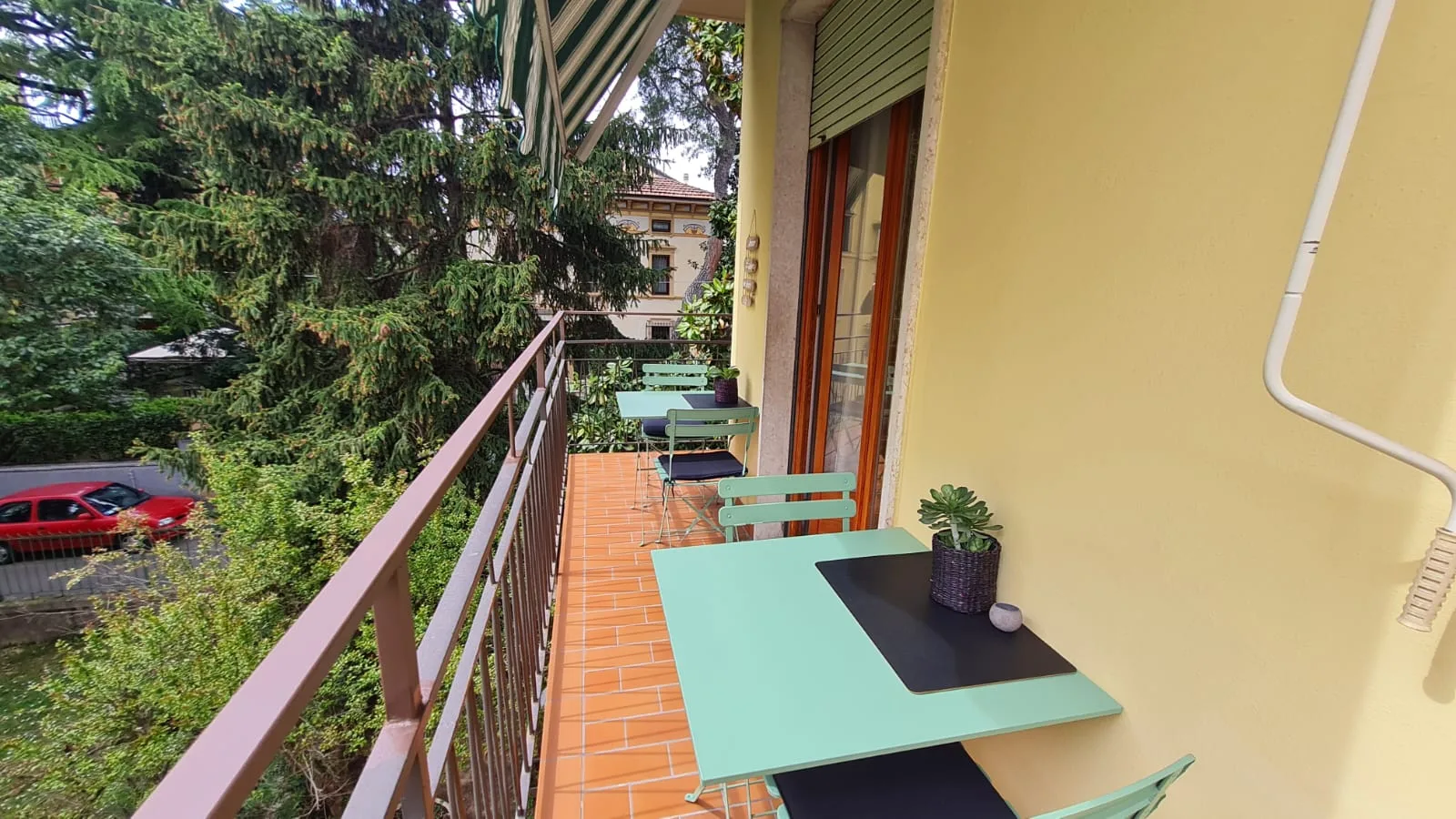 Balcone privato con tavolini